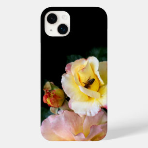 Bee op roze gele rozenbloemen Case-Mate iPhone 14 plus hoesje