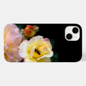 Bee op roze gele rozenbloemen Case-Mate iPhone case (Achterkant (horizontaal))