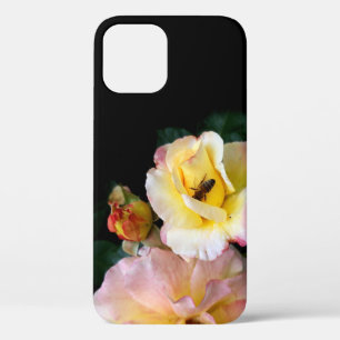 Bee op roze gele rozenbloemen Case-Mate iPhone case