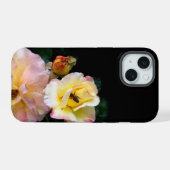 Bee op roze gele rozenbloemen iPhone 15 case (Achterkant horizontaal)