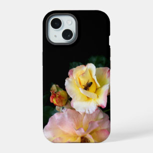 Bee op roze gele rozenbloemen iPhone 15 case