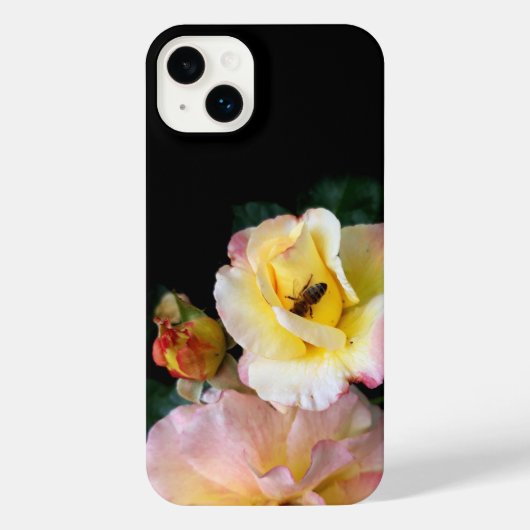 Bee op roze gele rozenbloemen iPhone hoesje (Achterkant)