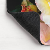 Bee op roze gele rozenbloemen muismat (Hoek)