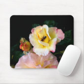 Bee op roze gele rozenbloemen muismat (Met muis)
