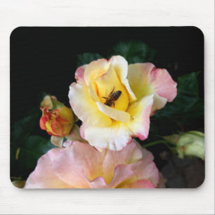 Bee op roze gele rozenbloemen muismat