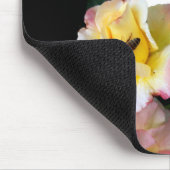 Bee op roze gele rozenbloemen muismat (Hoek)