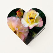 Bee op roze gele rozenbloemen notitieboek (Achterkant)