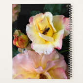 Bee op roze gele rozenbloemen planner (Achterkant)