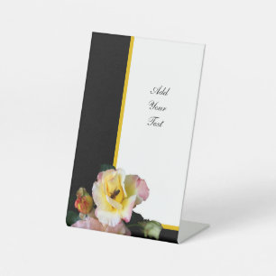 Bee op roze gele rozenbloemen reclamebord met voetstuk