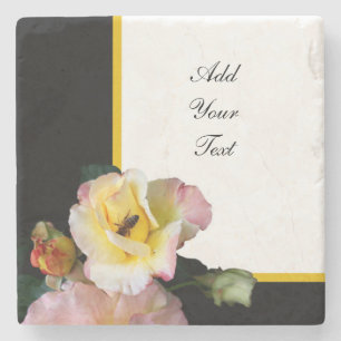 Bee op roze gele rozenbloemen stenen onderzetter