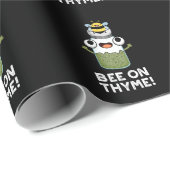 Bee op Thyme Funny Herb Insect Pun Dark BG Cadeaupapier (Rol Hoek)