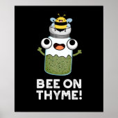 Bee op Thyme Funny Herb Insect Pun Dark BG Poster (Voorkant)