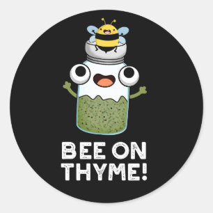 Bee op Thyme Funny Herb Insect Pun Dark BG Ronde Sticker