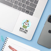 Bee op Thyme Funny Herb Insect Pun Sticker (Laptop met iPhone)