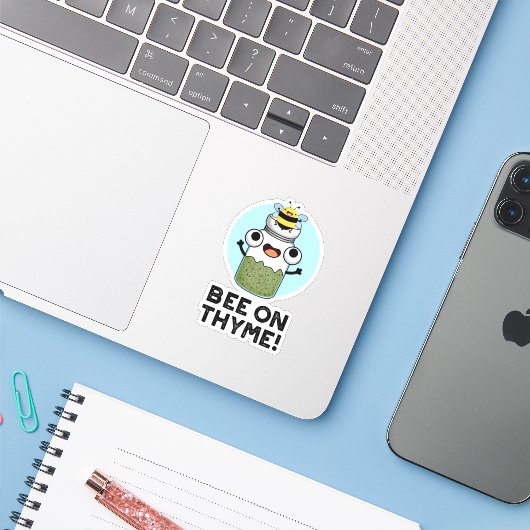 Bee op Thyme Funny Herb Insect Pun Sticker (Laptop met iPhone)