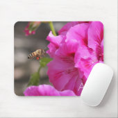 Bee Pollinating Pink Floral Monogram Muismat (Met muis)