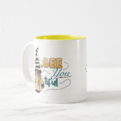 Bee You-tiful grillige Waterverf Gnome Gonk Tweekleurige Koffiemok (Voorkant links)