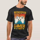 Beekeeper By Day Gamer By Night Humor Joke Honeyco T-shirt (Voorkant)