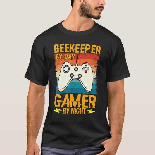 Beekeeper By Day Gamer By Night Humor Joke Honeyco T-shirt (Voorkant)