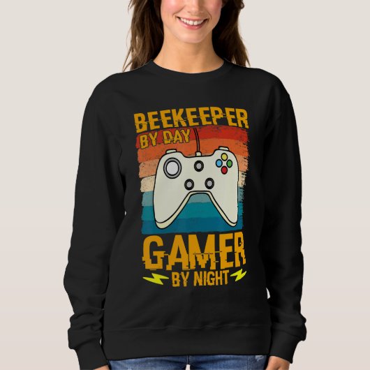 Beekeeper By Day Gamer By Night Humor Joke Honeyco Trui (Voorkant)
