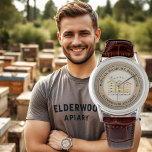 Beekeeper's Custom Watch met 3 bijenkorven op Kraf Horloge<br><div class="desc">Drie moderne korven op een ivoren achtergrond met een kraftomtrek. Kleine honingbijen vliegen boven de bijenkorven. Maakt een stijlvol,  prachtig cadeau voor imkers en apiaristen. Mooi polshorloge om te draag op de boerenmarkt en op lokale beurzen.</div>