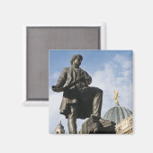 Beeld met glazen koepel op het gebouw van de Kunst Magneet (Voorkant / Achterkant)