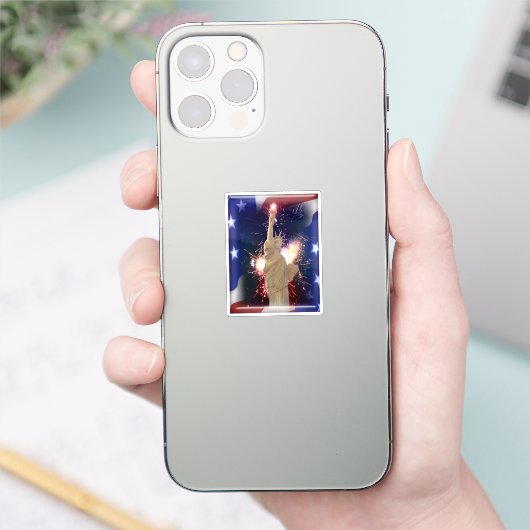Beeld van de Vrijheid met vuurwerk op 4 juli Sticker (Telefoon)