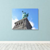 BEELD VAN DE VRIJHEID VAN ONDER OMWIKKELD CANVAS AFDRUK (Insitu (Houten vloer))
