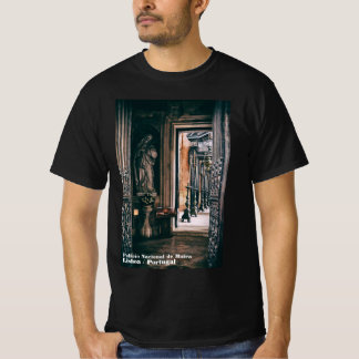 Beeld van Sint Rita van Cascia in het Mafra-paleis T-shirt