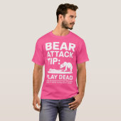 Beer Aanval Tip Speel Dead Funny Camping Wandelsch T-shirt (Voorkant volledig)