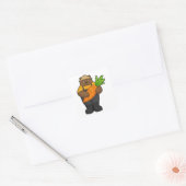 Beer als boer met wortel vierkante sticker (Envelop)