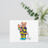 Beer als brandweerman op brandweer met slang briefkaart (Staand voorkant)