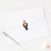 Beer als bruidegom met pak vierkante sticker (Envelop)