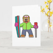 Beer als skiër met skipolen en skipolen kaart (Gele Bloem)