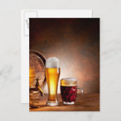 Beer barrel with beer glasses on a wooden table 2 briefkaart (Voorkant / Achterkant)