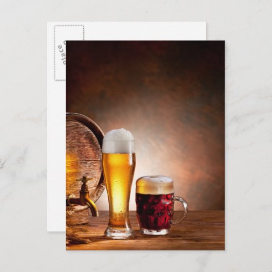 Beer barrel with beer glasses on a wooden table 2 briefkaart (Voorkant / Achterkant)