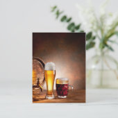 Beer barrel with beer glasses on a wooden table 2 briefkaart (Staand voorkant)
