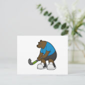 Beer bij hockey met hockeystick briefkaart (Staand voorkant)