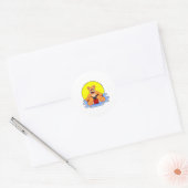 Beer bij zwemmen met draaiende ring ronde sticker (Envelop)