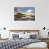 Beer Butte reflecteert het Beer Butte Lake nabij Canvas Afdruk (Insitu (Slaapkamer))