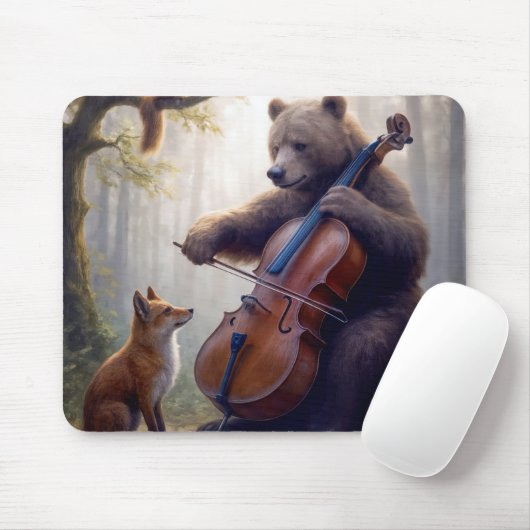 Beer die cello speelt in een nevelig bos muismat (Met muis)