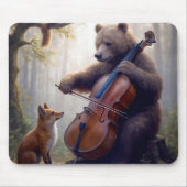 Beer die cello speelt in een nevelig bos muismat (Voorkant)