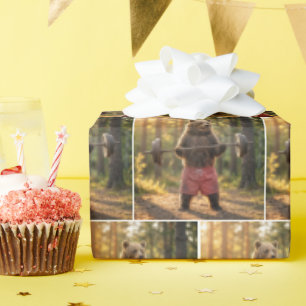 Beer die halters optilt in een zonnig bos cadeaupapier