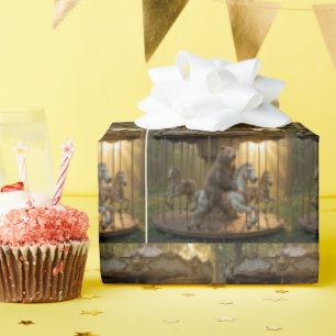 Beer die op een carrouselpaard rijdt in een bos cadeaupapier