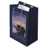 Beer en Cub - Dawson, Alaska Medium Cadeauzakje (Voorkant Gekanteld)