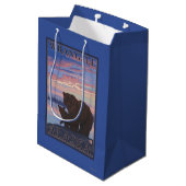 Beer en Cub - Wrangell, Alaska Medium Cadeauzakje (Achterkant Gekanteld)