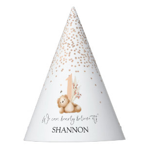 Beer en de eerste verjaardag van de bijen feesthoedjes