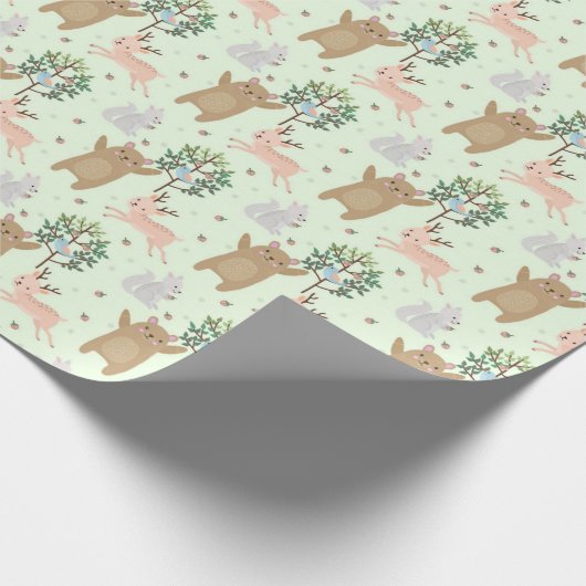 Beer en deer in het bospatroon cadeaupapier (Hoek)