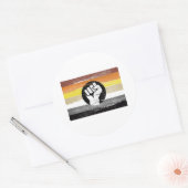 Beer gekleurde protestvlag ronde sticker (Envelop)