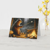 Beer Het roosteren van een marshmallow boven kampv Kaart (Gele Bloem)